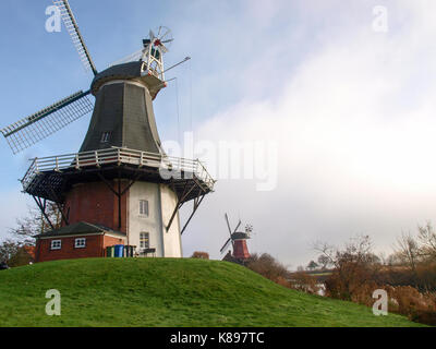 Greetsiel, Deutschland - 25 November 2016: historische Mühle am Fluss entlang läuft Stockfoto