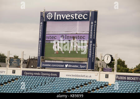 Die elektronische Video replay Board bei Headingley Cricket Ground, Leeds, England Spieler und Investec - die Sponsoren. Stockfoto