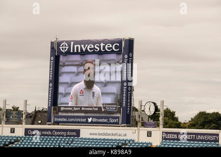 Die elektronische Video replay Board bei Headingley Cricket Ground, Leeds, England Spieler Moeen Ali und Investec - die Sponsoren. Stockfoto