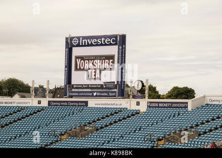 Die elektronische Video replay Board bei Headingley Cricket Ground, Leeds, Anzeigen Werbung Bilder und Investec - die Sponsoren. Stockfoto