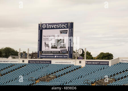 Die elektronische Video replay Board bei Headingley Cricket Ground, Leeds, Anzeigen Werbung Bilder und Investec - die Sponsoren. Stockfoto