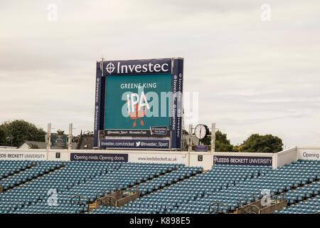 Die elektronische Video replay Board bei Headingley Cricket Ground, Leeds, Anzeigen Werbung Bilder und Investec - die Sponsoren. Stockfoto