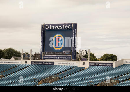 Die elektronische Video replay Board bei Headingley Cricket Ground, Leeds, Anzeigen Werbung Bilder und Investec - die Sponsoren. Stockfoto