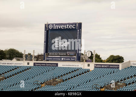 Die elektronische Video replay Board bei Headingley Cricket Ground, Leeds, Anzeigen Werbung Bilder und Investec - die Sponsoren. Stockfoto