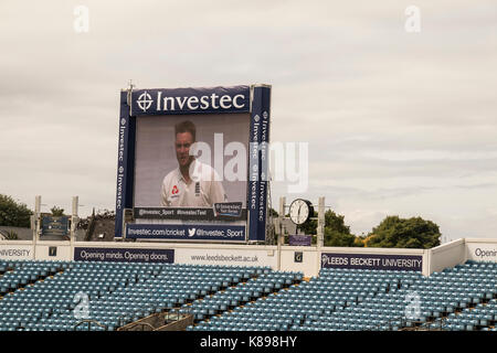 Die elektronische Video replay Board bei Headingley Cricket Ground, Leeds, Anzeigen Werbung Bilder und Investec - die Sponsoren. Stockfoto