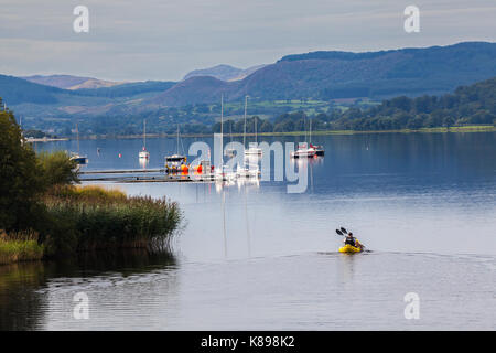 Segelboote Kajak Kanu auf Bala Lake oder Llyn Tegid Gwynedd North Wales Stockfoto