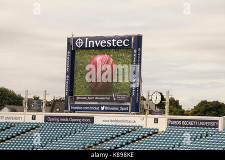 Die elektronische Video replay Board bei Headingley Cricket Ground, Leeds, Anzeigen Werbung Bilder und Investec - die Sponsoren. Stockfoto