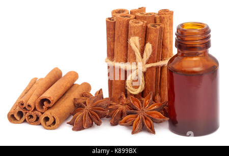 Einige aromatische Zimt mit Sternanis und ätherisches Öl in einer Flasche Stockfoto