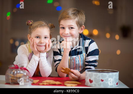 Glückliche Kinder Vorbereitung cookies für Weihnachten und das neue Jahr zu Hause Stockfoto