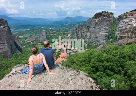 Ein junges Paar, bewundern Sie die Aussicht auf einige der Klöster von Meteora. Stockfoto