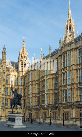 Eine Statue von König Richard I., auch bekannt als Richard Löwenherz berufskranheiten die Houses of Parliament in London. Stockfoto
