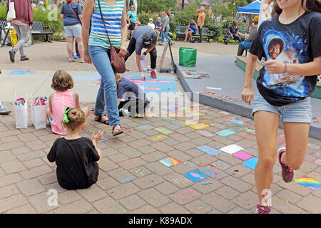 Das Tremont Ohio 19. jährlichen Kunst- und Kulturfestival brachten Kinder und Erwachsene Lincoln Park in der Vorstadt von Cleveland, Ohio, USA. Stockfoto