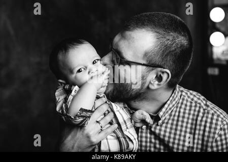 Schwarz-weiß-Porträt Vater und seinem kleinen Sohn Stockfoto