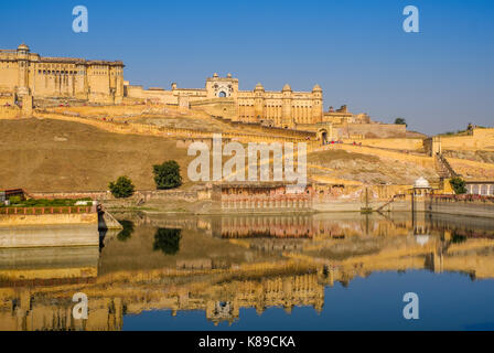 JAIPUR, INDIEN - ca. November 2016: Ansicht des Amer Fort, auch bekannt als die Amber Fort und Maotha See in Jaipur Stockfoto