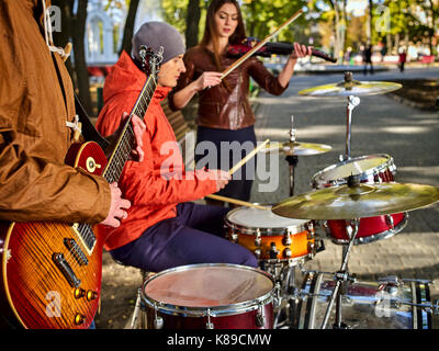 Festival-Musik-Band. Freunde spielen in Schlaginstrumenten Stadtpark. Stockfoto