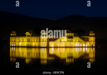 JAIPUR, INDIEN - ca. November 2016: Jal Mahal auch bekannt als das Wasser Palace befindet sich in der Mann Sagar See von Jaipur entfernt und es ist eine sehr beliebte Tori Stockfoto