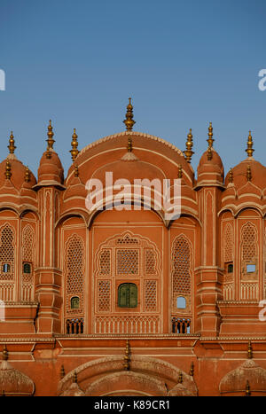 JAIPUR, INDIEN - ca. November 2016: Hawa Mahal ist auch bekannt als der Palast der Winde, Jaipur, der Rosafarbenen Stadt, der Palast ist sehr beliebt. Stockfoto