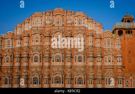 JAIPUR, INDIEN - ca. November 2016: Hawa Mahal ist auch bekannt als der Palast der Winde, Jaipur, der Rosafarbenen Stadt, der Palast ist sehr beliebt. Stockfoto