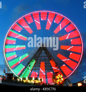 Die neuen kaleidoskopischen Lichter werden auf dem Riesenrad am Central Pier in Blackpool angezeigt Stockfoto