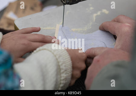 Sägen ein Teil mit der elektrischen Stichsäge Stockfoto