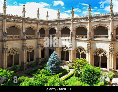 TOLEDO, SPANIEN - 26. Juni 2017: Das Kloster von San Juan de los Reyes ist ein Isabelline stil Kloster in Toledo, Kastilien-La Mancha, Spanien, gebaut b Stockfoto