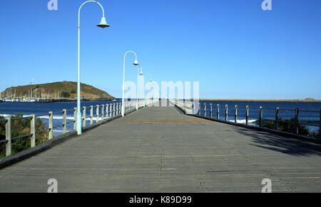 In der breiten Ansicht von Jetty, Coffs Harbour, den Urlaub in Australien. Im Blick sind Jetty, Touristen, Besucher, Menschen, Meer und Muttonbird Island Stockfoto