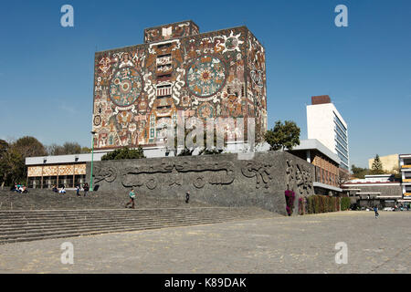 Mexiko-Stadt, Mexiko - 2013: Zentralbibliothek der Nationalen Autonomen Universität von Mexiko (UNAM), geschaffen vom mexikanischen Künstler Juan O'Gorman. Stockfoto