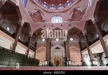 Putrajaya, Malaysia - Jul 7, 2015. Innenraum der Putra Mosque in Downtown in Putrajaya, Malaysia. Die Moschee ist eines der berühmten Wahrzeichen in Putrajaya, Stockfoto