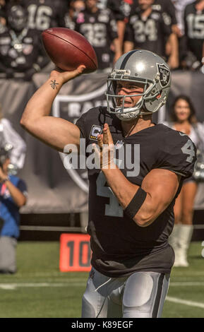 September 17, 2017: Oakland Raiders Quarterback Derek Carr (4) übergibt downfield am Sonntag, den 17. September 2017, an Oakland-Alameda County Coliseum in Oakland, Kalifornien. Die Räuber besiegt die Jets45-20. Al Golub/CSM Stockfoto