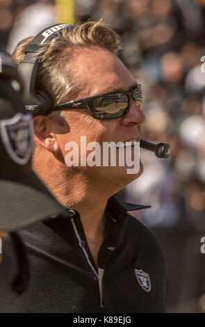 September 17, 2017: Raiders Head Coach Jack Del Rio Lächeln, da gab gut geht am Sonntag, den 17. September 2017, an Oakland-Alameda County Coliseum in Oakland, Kalifornien. Die Räuber besiegt die Jets45-20. Al Golub/CSM Stockfoto