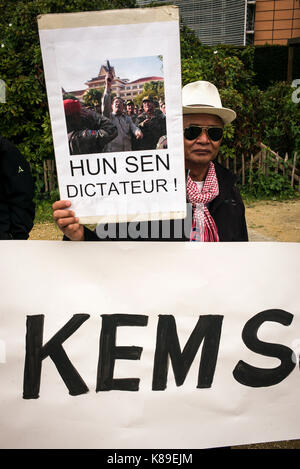 Brüssel, Bxl, Belgien. 18 Sep, 2017. Halten Sie die kambodschaner Protest vor der Europäischen Kommission auf EU-Viertel in Brüssel, Belgien am 18.09.2017 Demonstranten Nachfrage zu Kem Sokha, Präsident der Opposition CNRP, der am 2. September verhaftet wurde. Sie rufen EU von Wiktor Dabkowski Credit: Wiktor Dabkowski/ZUMA Draht/Alamy Live Nachrichten Hilfe Stockfoto