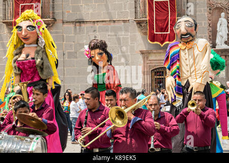 Eine Blaskapelle führt eine Prozession von riesigen Pappmaché-Puppen namens Mojigangas im Jardin Allende während einer Kinderparade, die den mexikanischen Unabhängigkeitstag feiert 17. September 2017 in San Miguel de Allende, Mexiko. Stockfoto