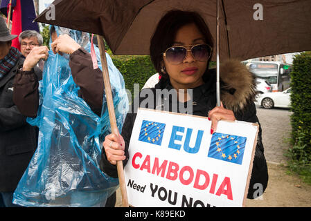 Brüssel, Bxl, Belgien. 18 Sep, 2017. Halten Sie die kambodschaner Protest vor der Europäischen Kommission auf EU-Viertel in Brüssel, Belgien am 18.09.2017 Demonstranten Nachfrage zu Kem Sokha, Präsident der Opposition CNRP, der am 2. September verhaftet wurde. Sie rufen EU von Wiktor Dabkowski Credit: Wiktor Dabkowski/ZUMA Draht/Alamy Live Nachrichten Hilfe Stockfoto