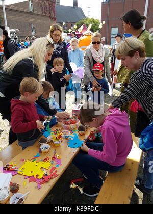 Children's World Tag. Kinder beteiligen sich an Spiele, Gewinnspiele, Neues lernen oder einfach nur spielen, Geschenke, Süßigkeiten und Souvenirs. Eltern und Erwachsene helfen jungen Menschen überall Stockfoto