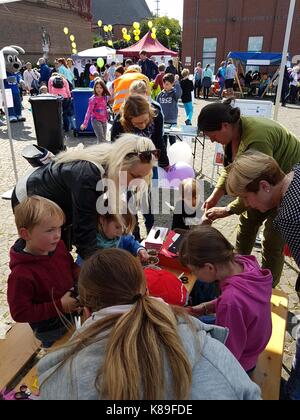 Children's World Tag. Kinder beteiligen sich an Spiele, Gewinnspiele, Neues lernen oder einfach nur spielen, Geschenke, Süßigkeiten und Souvenirs. Eltern und Erwachsene helfen jungen Menschen überall Stockfoto