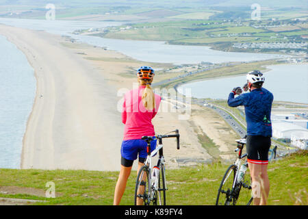 Isle of Portland, Großbritannien. 18 Sep, 2017. Radfahrer bewundern Sie die Aussicht von Chesil Beach aus der 2012 Olympischen Ringe an der Portland Höhen Credit: stuart Hartmut Ost/Alamy leben Nachrichten Stockfoto