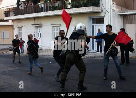 Athen. 18 Sep, 2017. Demonstranten Zusammentreffen mit Anti-riot Polizei während einer Kundgebung am Hafen Piräus in der Nähe der Hauptstadt Athen, Griechenland an Sept. 18, 2017. Die Rallye wurde organisiert, um den vierten Jahrestag der Ermordung des Griechischen antifaschistischen Aktivist und Musiker Pavlos Fyssas durch ein Anhänger der Griechischen ultra-rechten Golden Dawn (chryssi Avghi) Partei zu markieren. Credit: Marios Lolos/Xinhua/Alamy leben Nachrichten Stockfoto