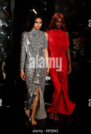 London, Großbritannien. 18 Sep, 2017. Modelle gehen Sie die Start- und Landebahn am Ashish Show der Kollektion Frühjahr/Sommer 2018 während der London Fashion Week in London, UK, Sept. 18, 2017. Credit: Han Yan/Xinhua/Alamy leben Nachrichten Stockfoto