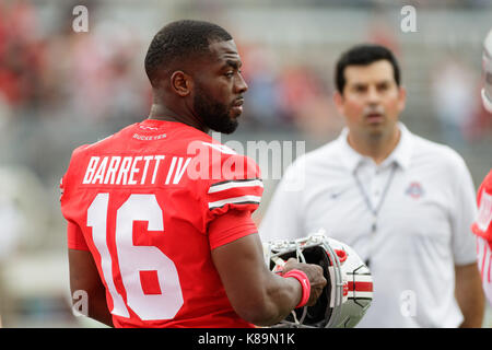 16. September 2017: Ohio State Buckeyes quarterback J.T. Barrett (16) schaut auf in einem NCAA Football Spiel zwischen der Ohio State Buckeyes und die Armee schwarzen Ritter am Ohio Stadium, Columbus, OH. Adam Lacy/CSM Stockfoto