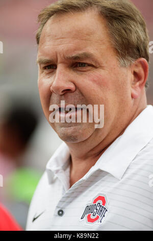 16. September 2017: Ohio State Buckeyes Offensive Coordinator Kevin Wilson sieht in einem NCAA Football Spiel zwischen der Ohio State Buckeyes und die Armee schwarzen Ritter am Ohio Stadium, Columbus, OH. Adam Lacy/CSM Stockfoto