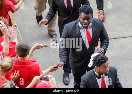 16. September 2017: Ohio State Buckeyes defensive lineman Robert Landers grüßt Fans in einem NCAA Football Spiel zwischen der Ohio State Buckeyes und die Armee schwarzen Ritter am Ohio Stadium, Columbus, OH. Adam Lacy/CSM Stockfoto