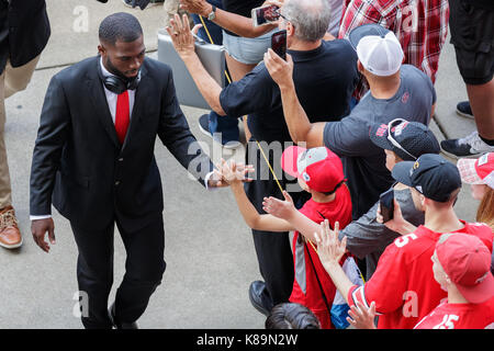 16. September 2017: Ohio State Buckeyes quarterback J.T. Barrett grüßt Fans in einem NCAA Football Spiel zwischen der Ohio State Buckeyes und die Armee schwarzen Ritter am Ohio Stadium, Columbus, OH. Adam Lacy/CSM Stockfoto