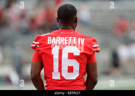 16. September 2017: Ohio State Buckeyes quarterback J.T. Barrett (16) schaut auf in einem NCAA Football Spiel zwischen der Ohio State Buckeyes und die Armee schwarzen Ritter am Ohio Stadium, Columbus, OH. Adam Lacy/CSM Stockfoto