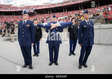 Ohio Stadium, Columbus, OH, USA. 16 Sep, 2017. Militärische Mitglieder halten die US-Flagge in einem NCAA Football Spiel zwischen der Ohio State Buckeyes und die Armee schwarzen Ritter am Ohio Stadium, Columbus, OH. Adam Lacy/CSM/Alamy leben Nachrichten Stockfoto