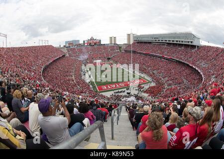 Ohio Stadium, Columbus, OH, USA. 16 Sep, 2017. Die Ohio Buckeye Team in das Feld in einem NCAA Football Spiel zwischen der Ohio State Buckeyes und die Armee schwarzen Ritter am Ohio Stadium, Columbus, OH. Adam Lacy/CSM/Alamy leben Nachrichten Stockfoto