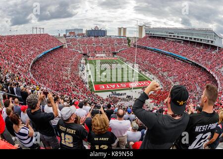 Ohio Stadium, Columbus, OH, USA. 16 Sep, 2017. West Point Fans jubeln auf der Ohio State University marching band in einem NCAA Football Spiel zwischen der Ohio State Buckeyes und die Armee schwarzen Ritter am Ohio Stadium, Columbus, OH. Adam Lacy/CSM/Alamy leben Nachrichten Stockfoto