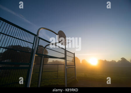 Sonnenaufgang hinter einem Basketballkorb an einem Herbstmorgen Stockfoto