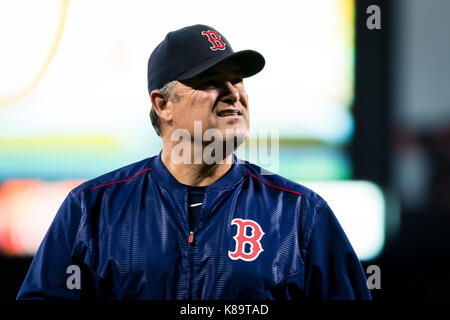 Baltimore, Maryland, USA. 18 Sep, 2017. Boston Red Sox Manager John Farrell (53) die Staats- und Regierungschefs zum Dugout während MLB Spiel zwischen den Boston Red Sox und Baltimore Orioles, Oriole Park in Camden Yards, Baltimore, Maryland. Scott Taetsch/CSM/Alamy leben Nachrichten Stockfoto