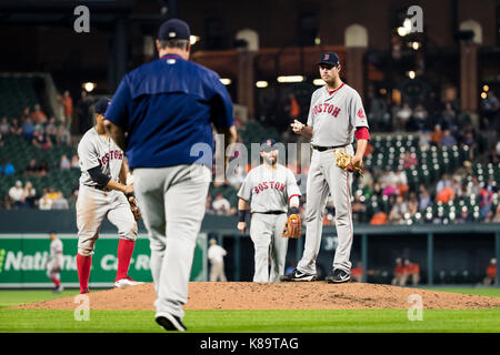 Baltimore, Maryland, USA. 18 Sep, 2017. Boston Red Sox Manager John Farrell (53) die Staats- und Regierungschefs zum Damm zu entlasten Boston Red Sox Krug Doug Fister (38) Während der MLB Spiel zwischen den Boston Red Sox und Baltimore Orioles, Oriole Park in Camden Yards, Baltimore, Maryland. Scott Taetsch/CSM/Alamy leben Nachrichten Stockfoto