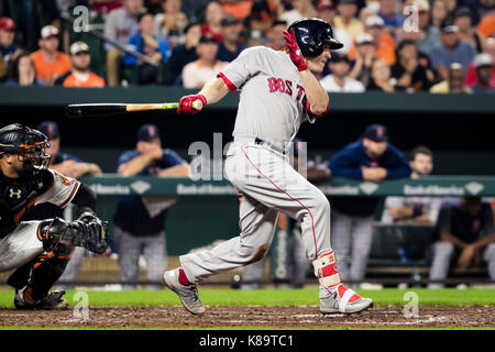 Baltimore, Maryland, USA. 18 Sep, 2017. Boston Red Sox zweite Basisspieler Brock Holt (12) Zugriffe ein RBI, während MLB Spiel zwischen den Boston Red Sox und Baltimore Orioles, Oriole Park in Camden Yards, Baltimore, Maryland. Scott Taetsch/CSM/Alamy leben Nachrichten Stockfoto